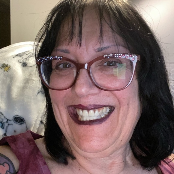 Meet your Posher, Adriane - Picture 2 of 2